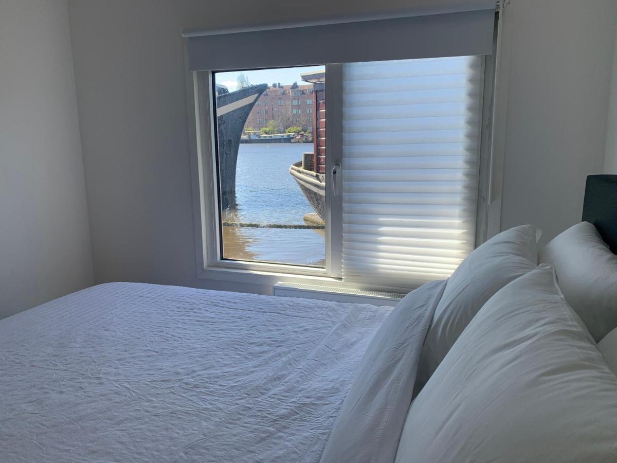 Tiny Houseboat B&B On The Amstel River Amsterdam Exterior photo
