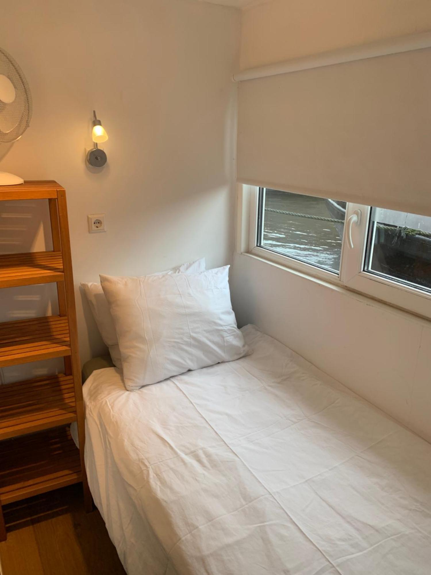 Tiny Houseboat B&B On The Amstel River Amsterdam Exterior photo